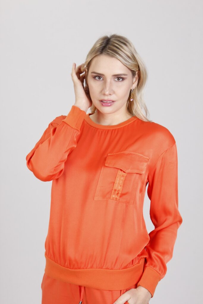 BLUSA CON TASCA FRONTALE 