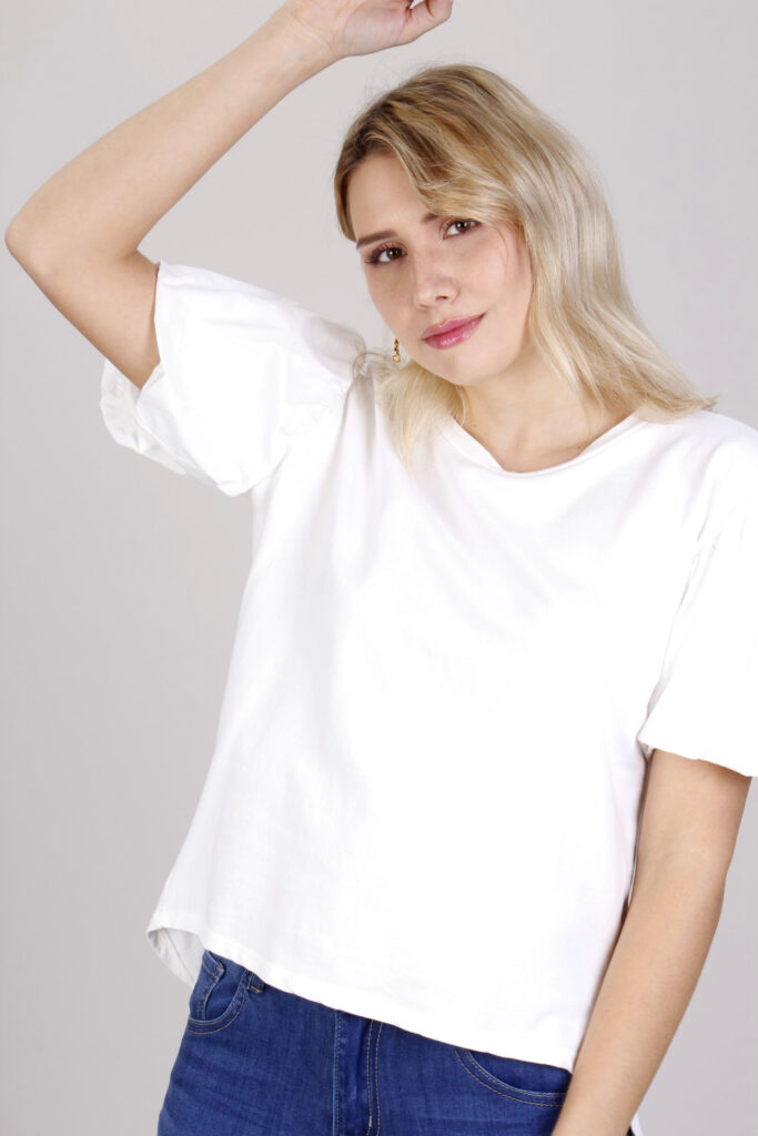 T-SHIRT CON MANICHE CORTE A PALLONCINO 
