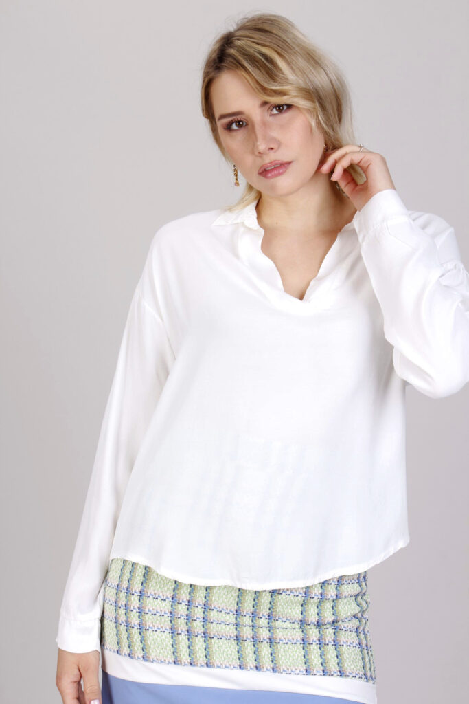BLUSA CON COLLETTO E SCOLLO A V 
