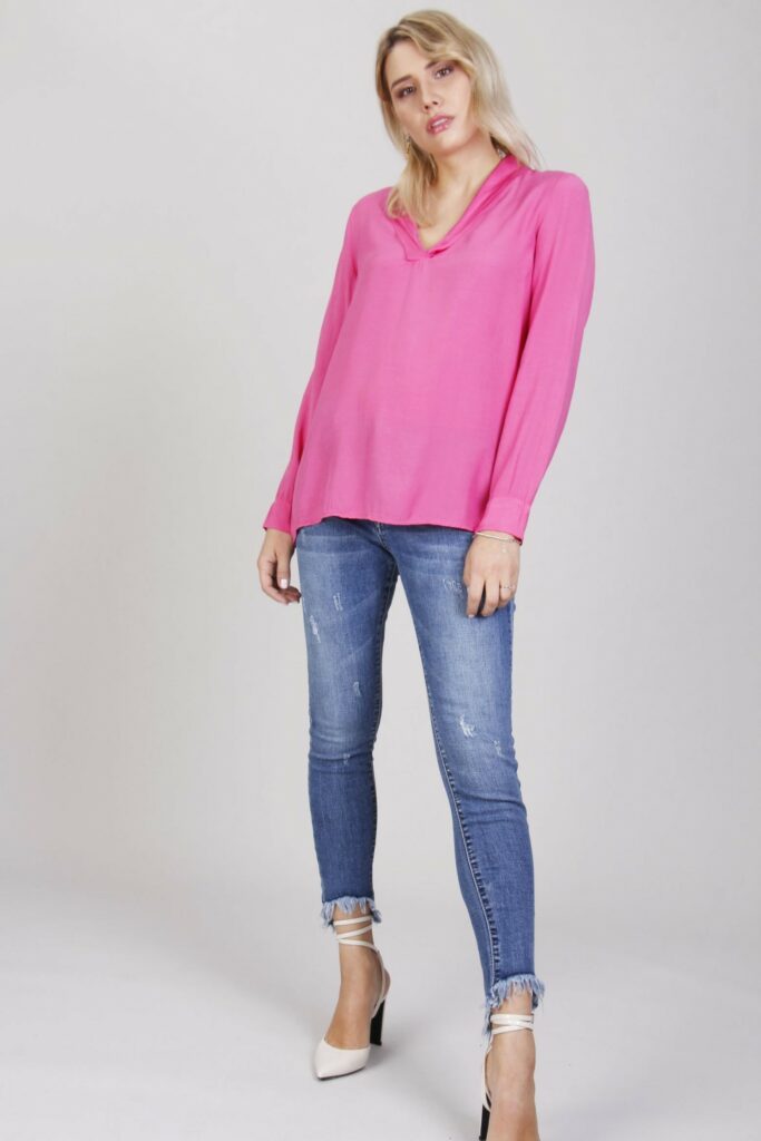 JEANS SKINNY CON ORLO ASIMMETRICO 