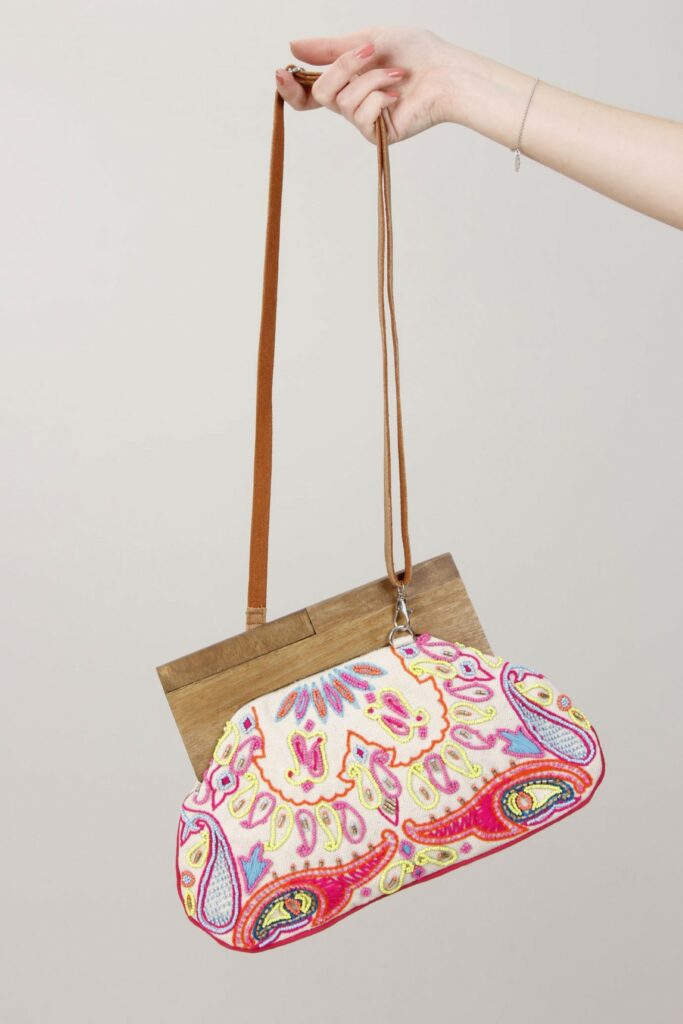 BORSA CON MANICO A MANO IN LEGNO 