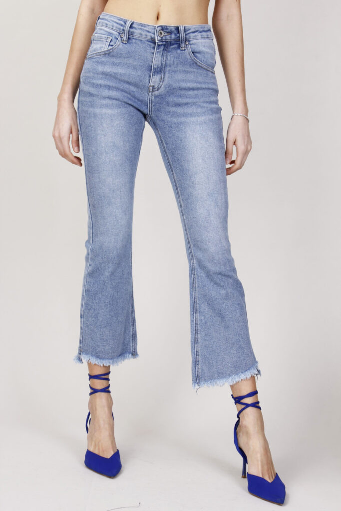 JEANS A TROMBETTA CON ORLO SFRANGIATO - Azul cielo, S 