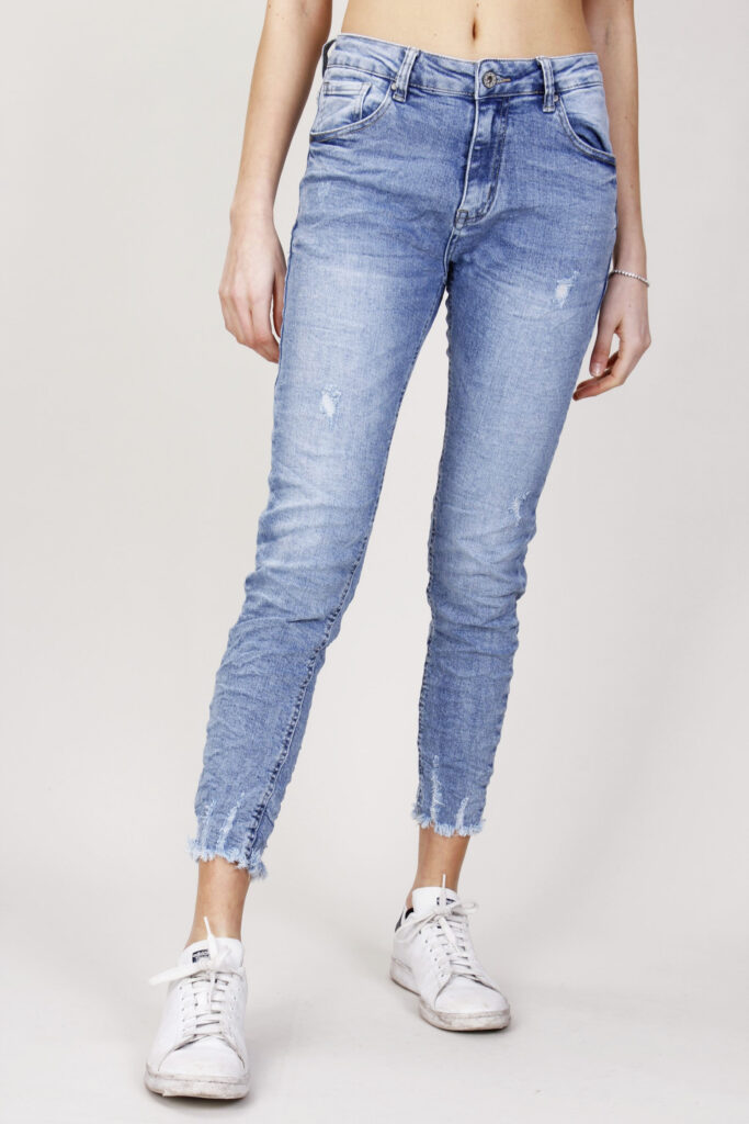 JEANS SKINNY CON ORLO SFRANGIATO 