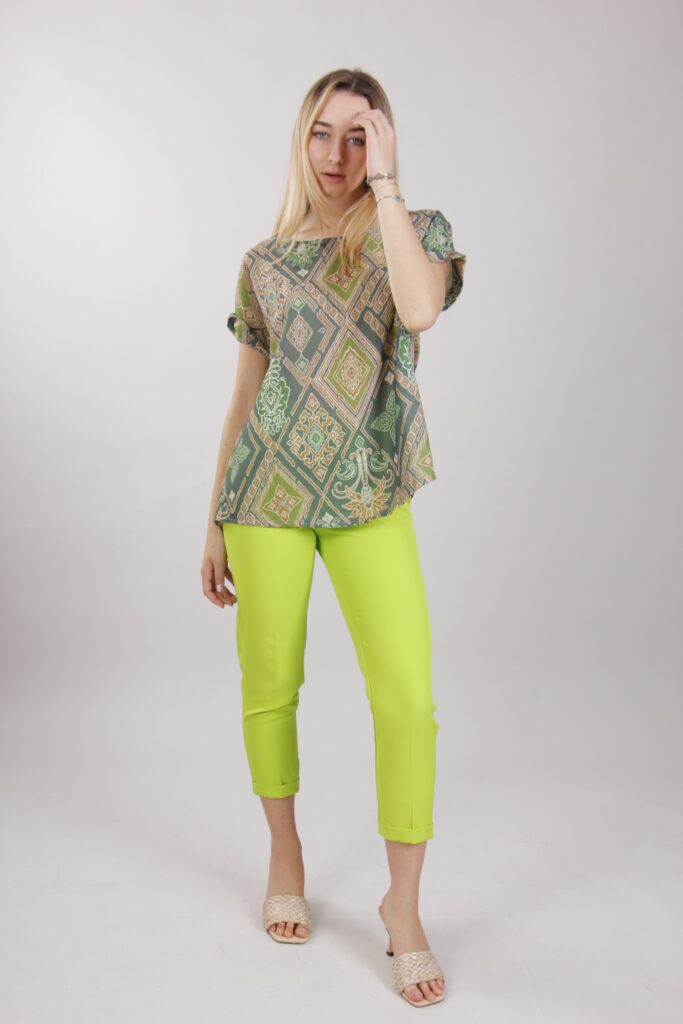 PANTALONI CON RISVOLTO SULL’ORLO 