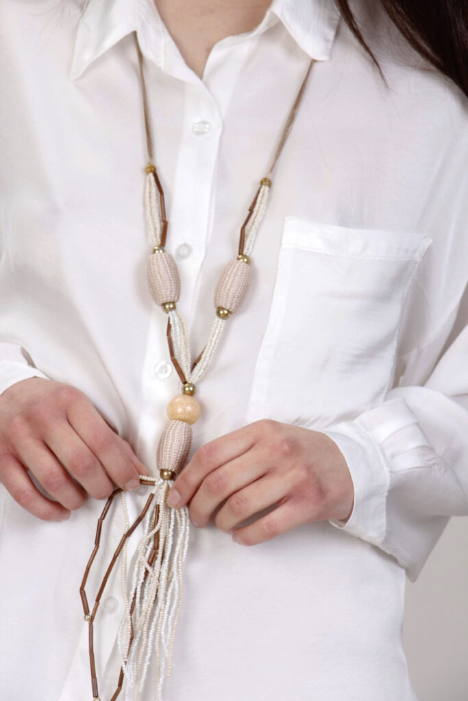 COLLANA CON FILI DI PERLINE 