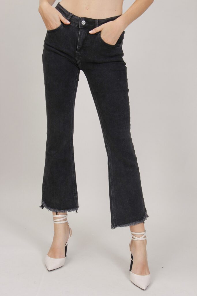 JEANS A TROMBETTA CON ORLO SFRANGIATO 