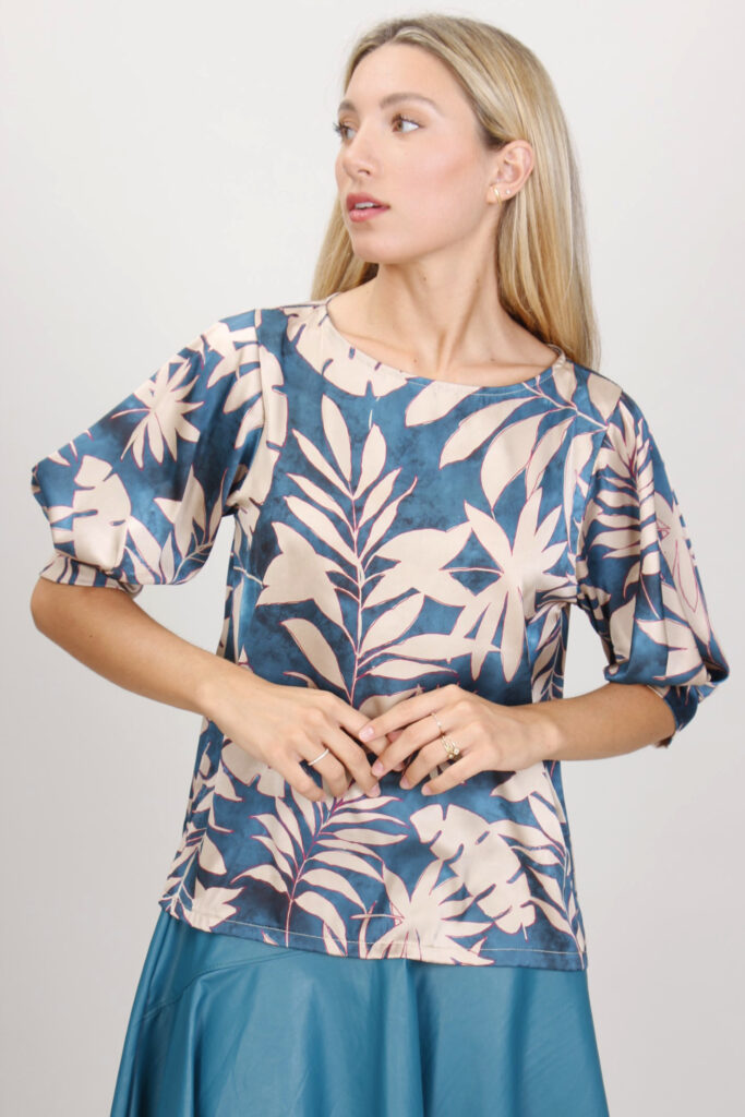 BLUSA STAMPATA CON MANICHE A SBUFFO 