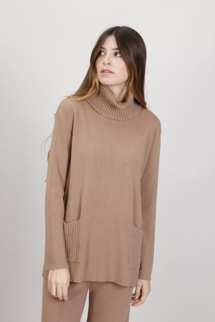 MAGLIA CON COLLO E TASCHE A COSTINE 