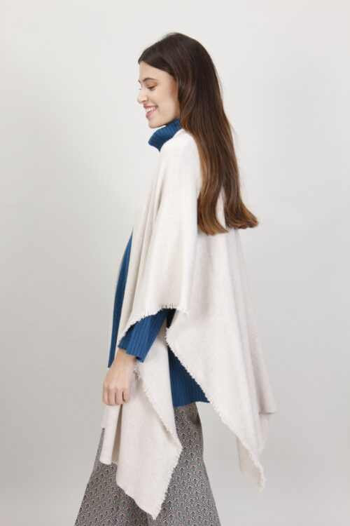 Alternative view of MANTELLA IN MAGLIA ASIMMETRICA