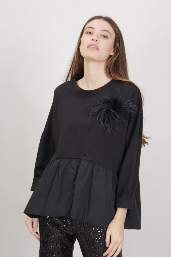 MAGLIA CON DECORAZIONE PIUME 
