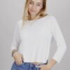 MAGLIA LEGGERA CON SCOLLO A BARCA - Panna, TU