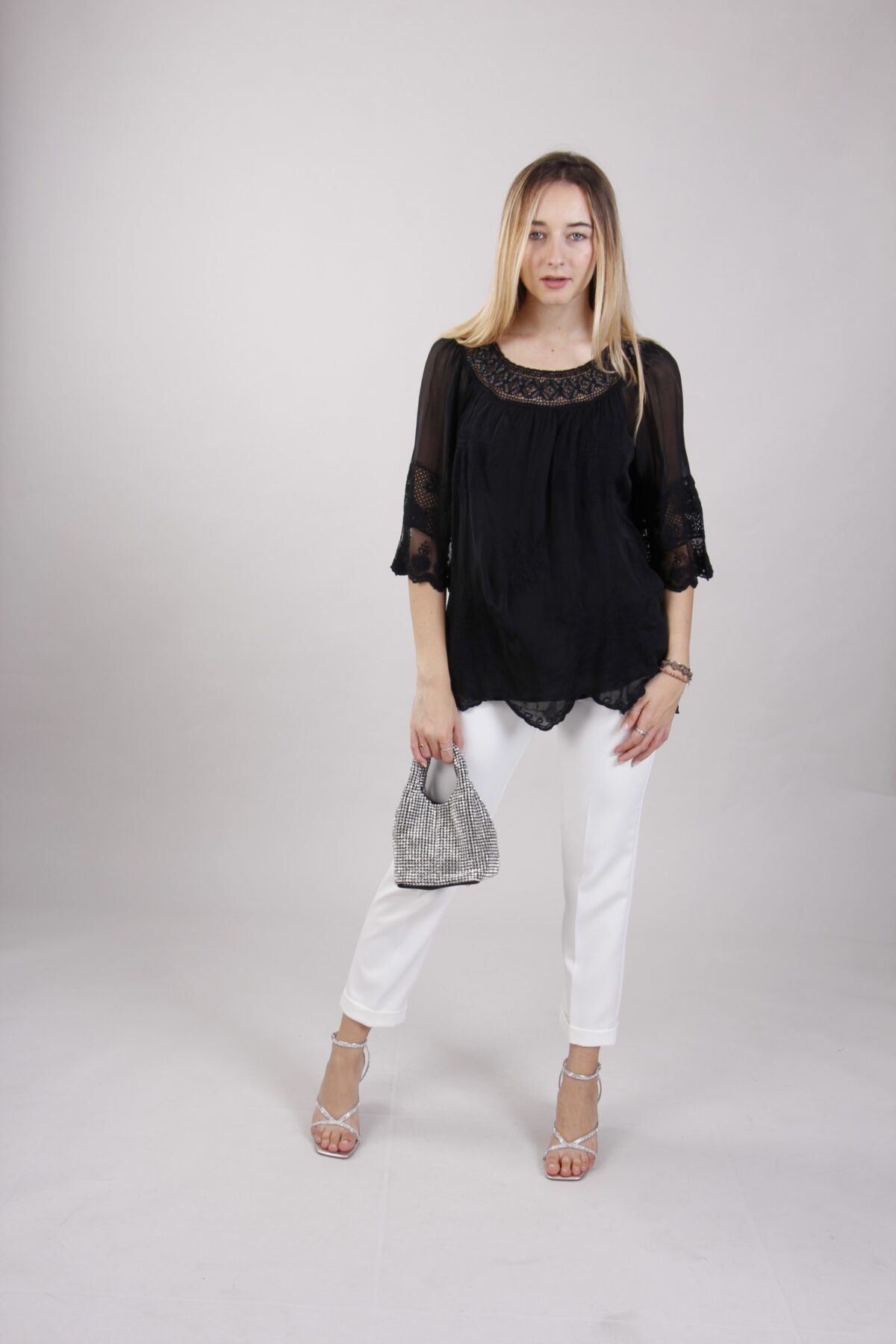 BLUSA IN SETA CON RICAMI FLOREALI