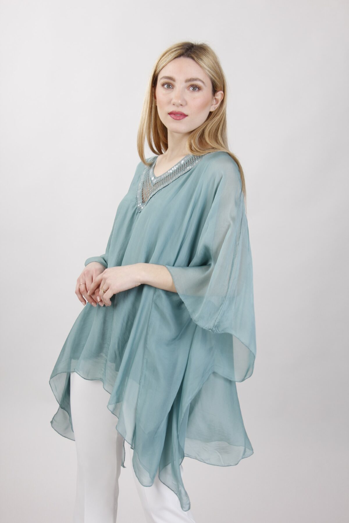 BLUSA CON MANICHE A FARFALLA