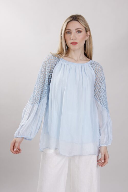 BLUSA CON PIZZO SULLE MANICHE