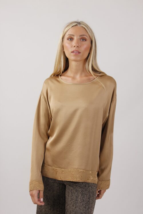 BLUSA EFFETTO SATINATO CON RICAMI