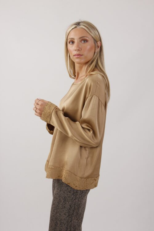 Alternative view of BLUSA EFFETTO SATINATO CON RICAMI