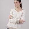 MAGLIA CON SCOLLO A V CON MANICHE E ORLO DECORATE - TU