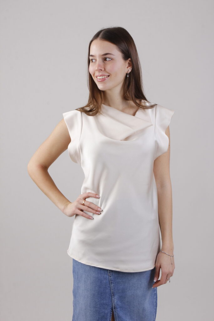 BLUSA SATIN A MANICHE CORTE CON SCOLLO A CASCATA 