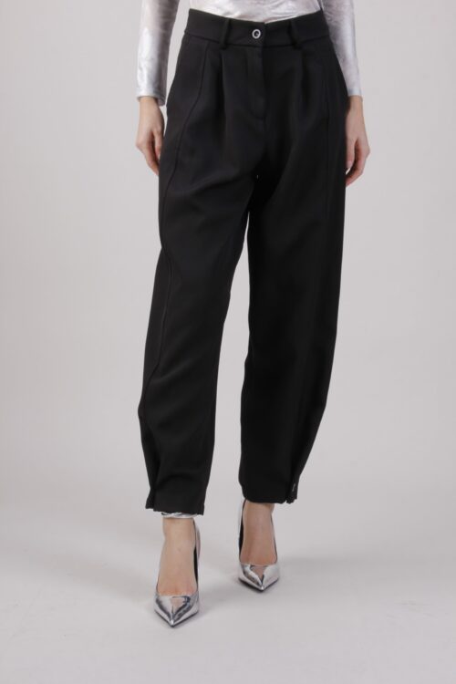 PANTALONE CON BOTTONE ALLA CAVIGLIA