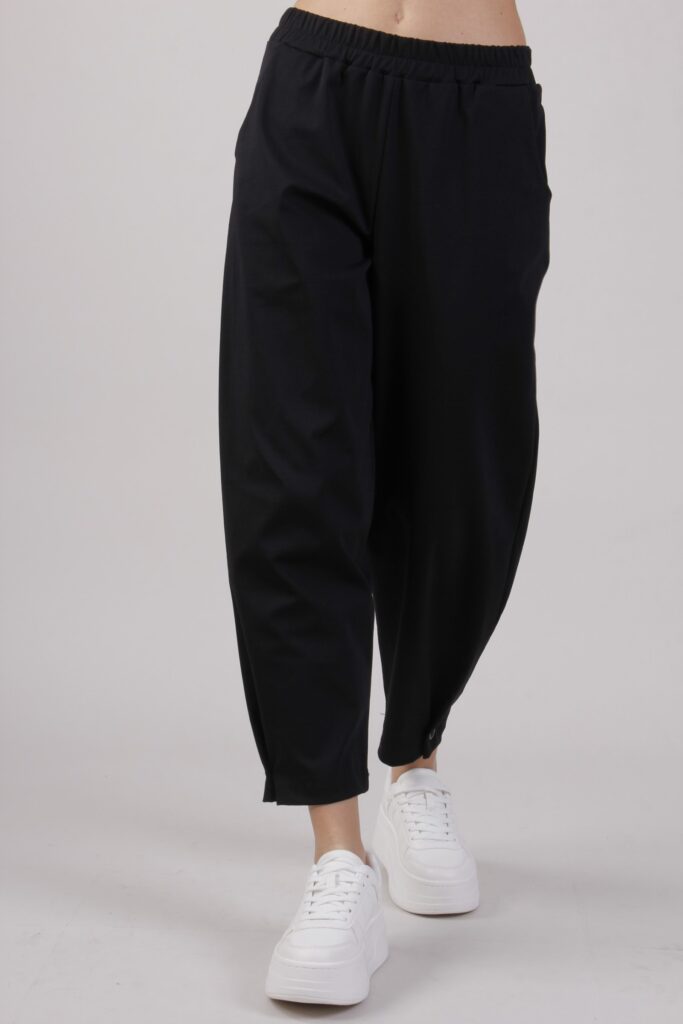 PANTALONE CON ELASTICO IN VITA E BOTTONE ALLA CAVIGLIA 