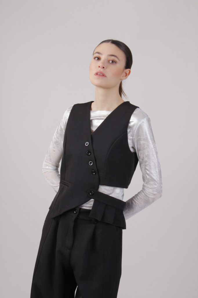 GILET ASIMMETRICO CON DETTAGLIO PLISSETTATO 