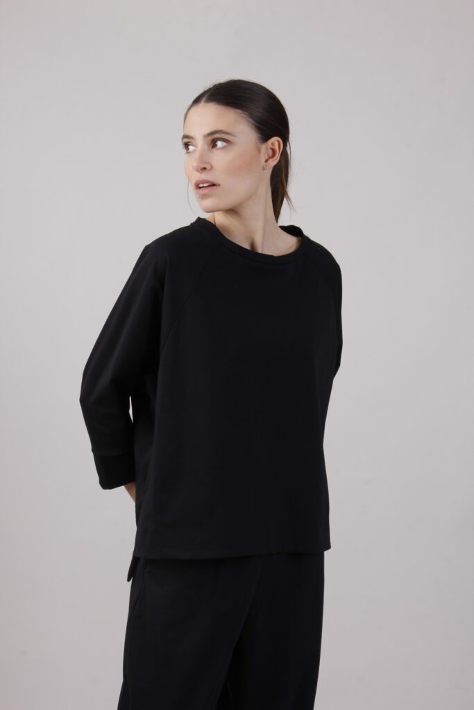 MAGLIA SCOLLO ROTONDO ASIMMETRICA CON MANICA A 3/4 