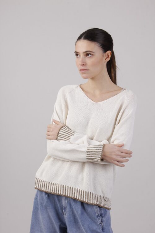 MAGLIA CON SCOLLO A V CON MANICHE E ORLO DECORATE