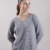MAGLIA CON SCOLLO A V CON MANICHE E ORLO DECORATE - TU