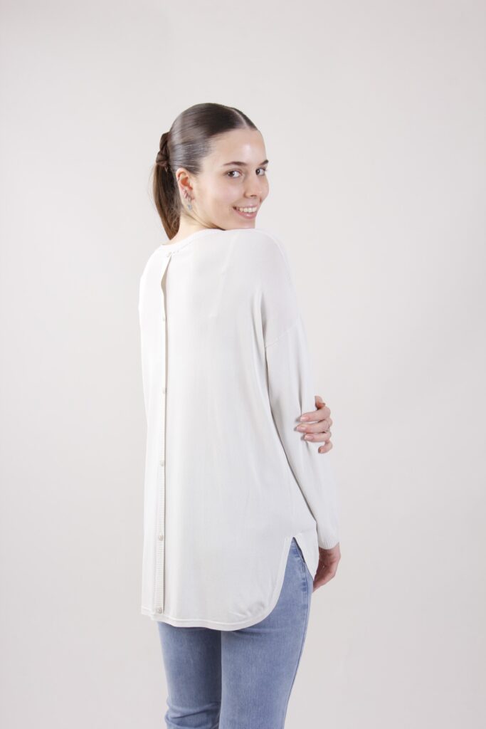MAGLIA A MANICHE LUNGHE CON BOTTONI SUL DIETRO 
