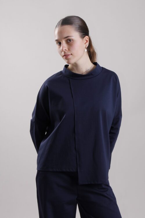 MAGLIA A MANICHE LUNGHE CON CUCITURA A VISTA