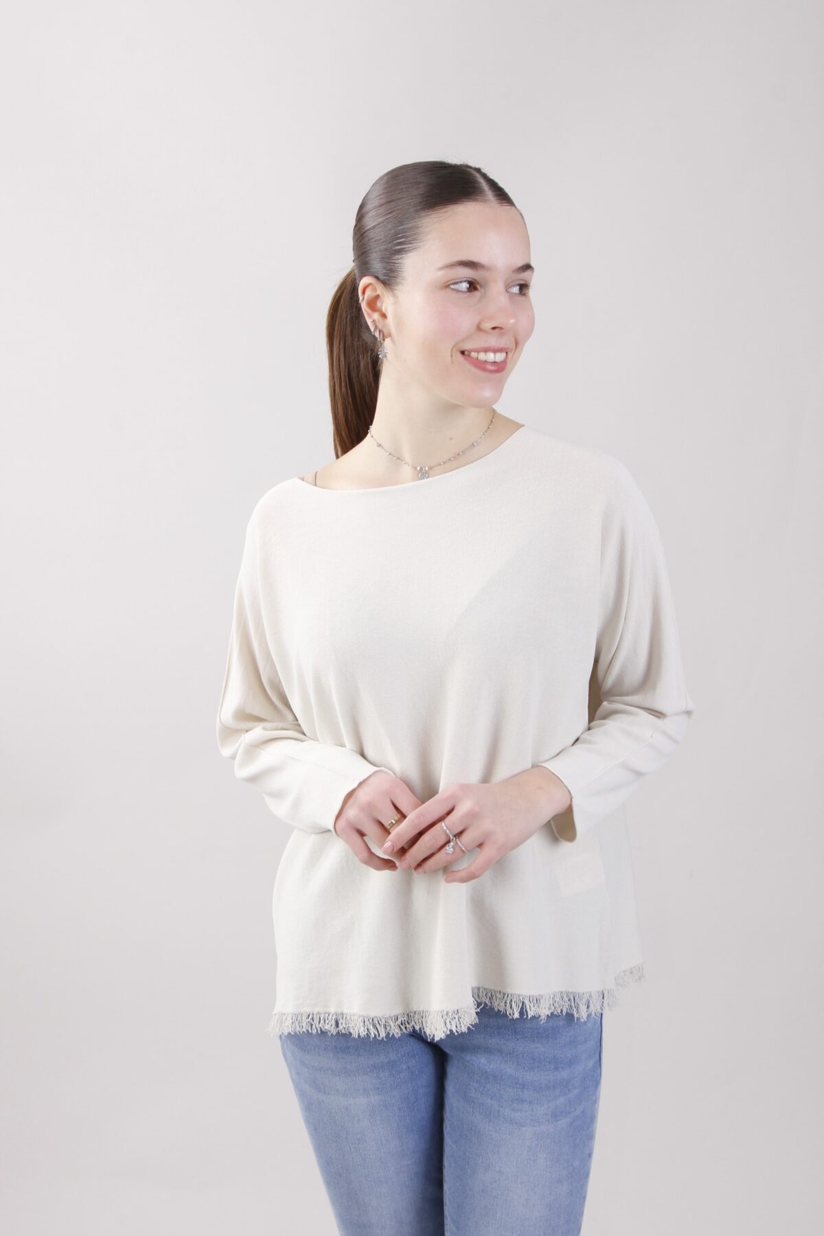 MAGLIA CON ORLO SFRANGIATO