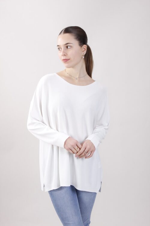 MAGLIA CON SCOLLO RIFINITO