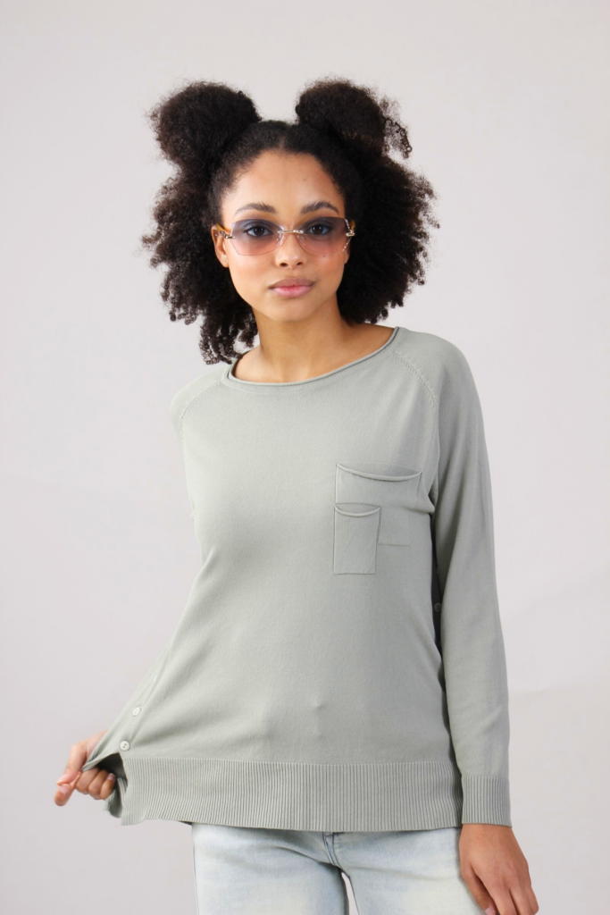 MAGLIA A MANICHE LUNGHE CON DOPPIO TASCHINO E BOTTONI SUI LATI 