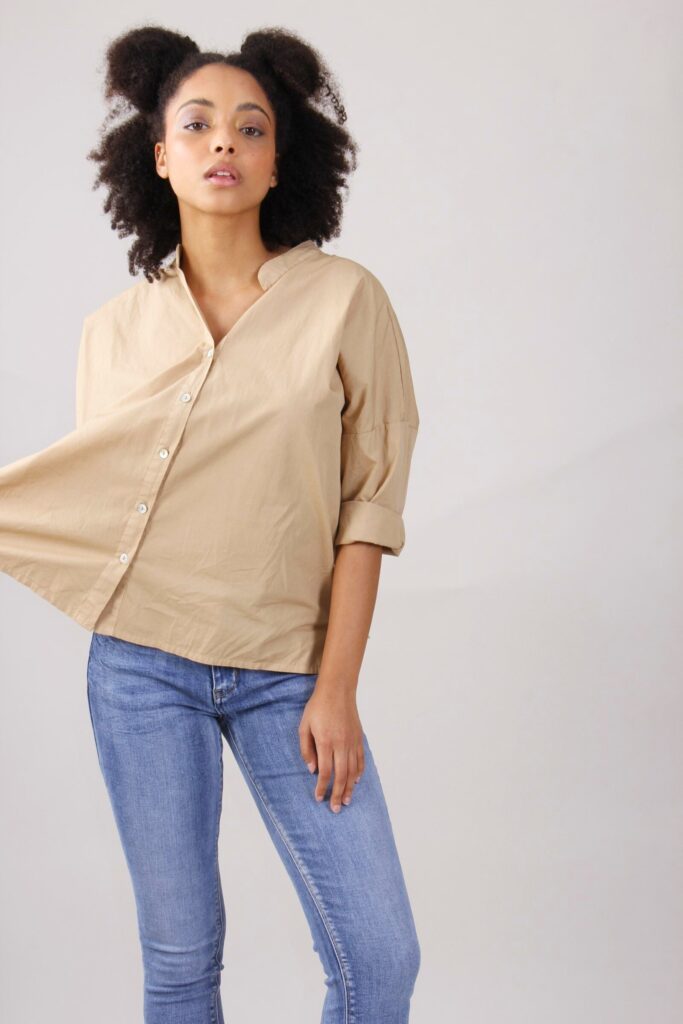 CAMICIA CON COLLETTO ALLA COREANA E MANICHE CON RISVOLTO 