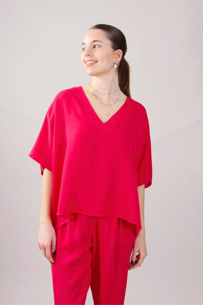 BLUSA CON SCOLLO A V E MANICHE CORTE A PIPISTRELLO IN MISTO LINO 
