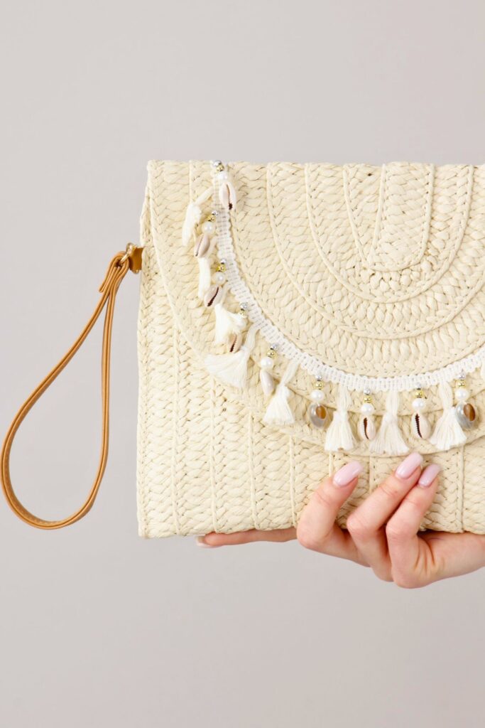 POCHETTE IN PAGLIA CON CONCHIGLIE E PERLINE 