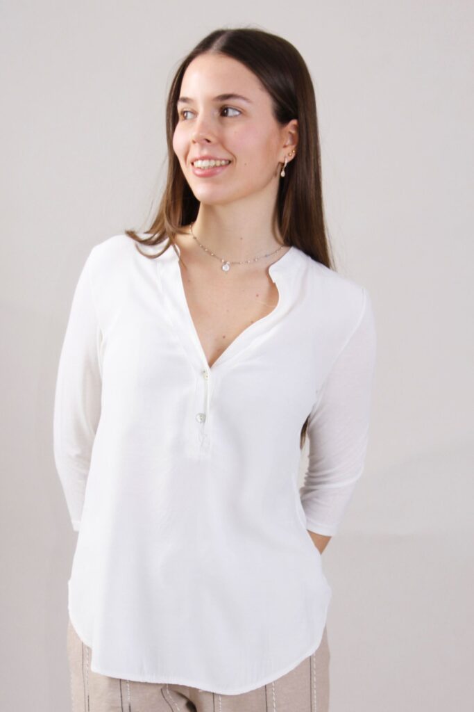 MAGLIA A MANICA A 3/4 IN VISCOSA CON SCOLLO A V E BOTTONCINI SUL DAVANTI 