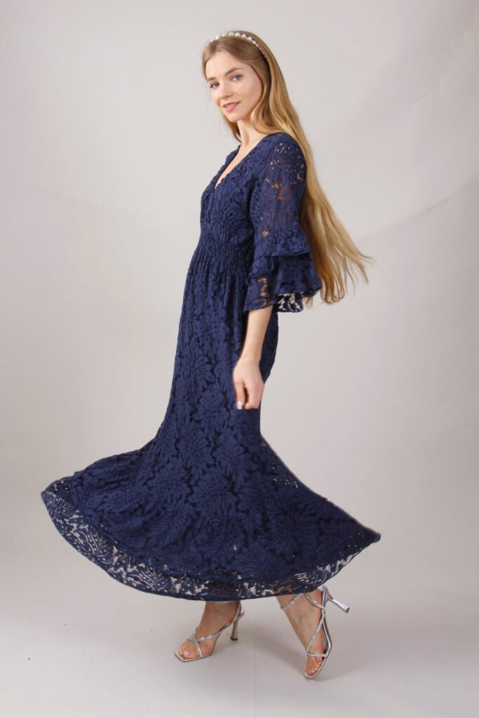 ABITO LUNGO IN PIZZO SCOLLO A V 