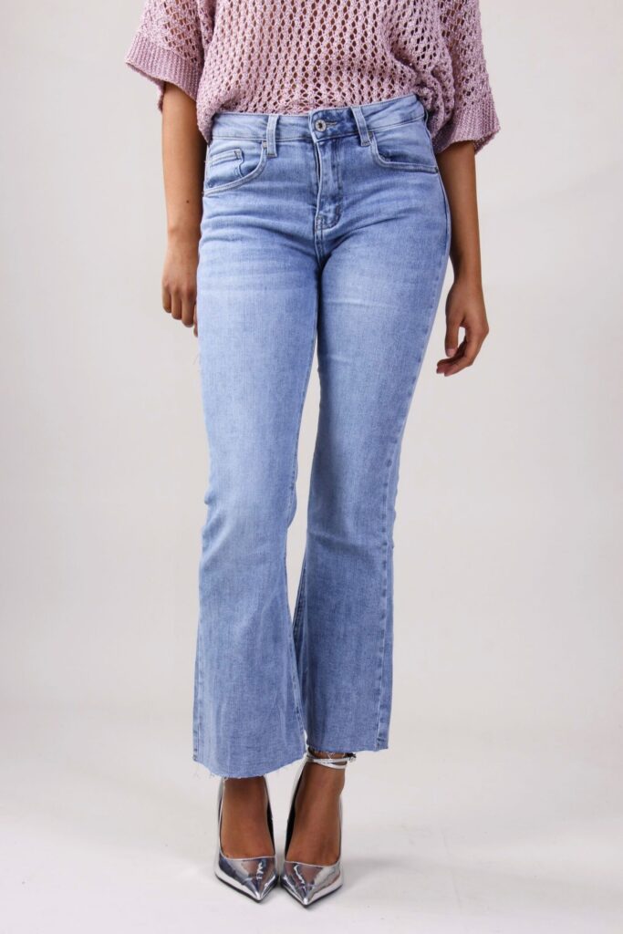 JEANS CROP ADERENTI CON ORLI A TAGLIO VIVO - Hellblaue Jeans, S 
