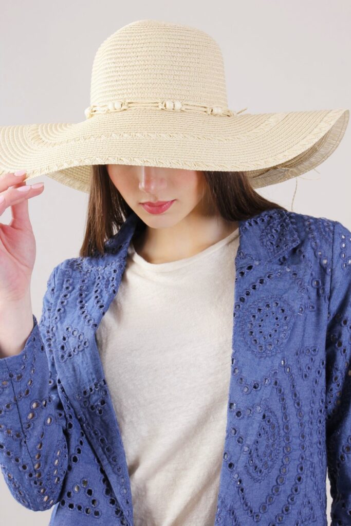 CAPPELLO A FALDA LARGA CON PERLINE 