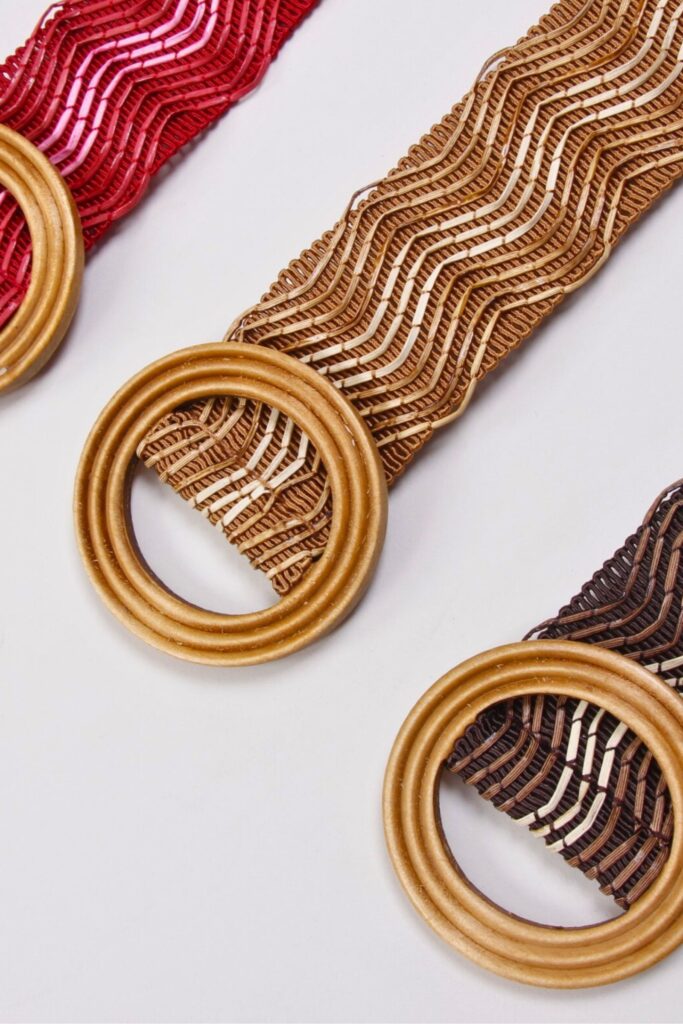 CINTURA IN RAFIA CON FIBBIA ROTONDA IN LEGNO 