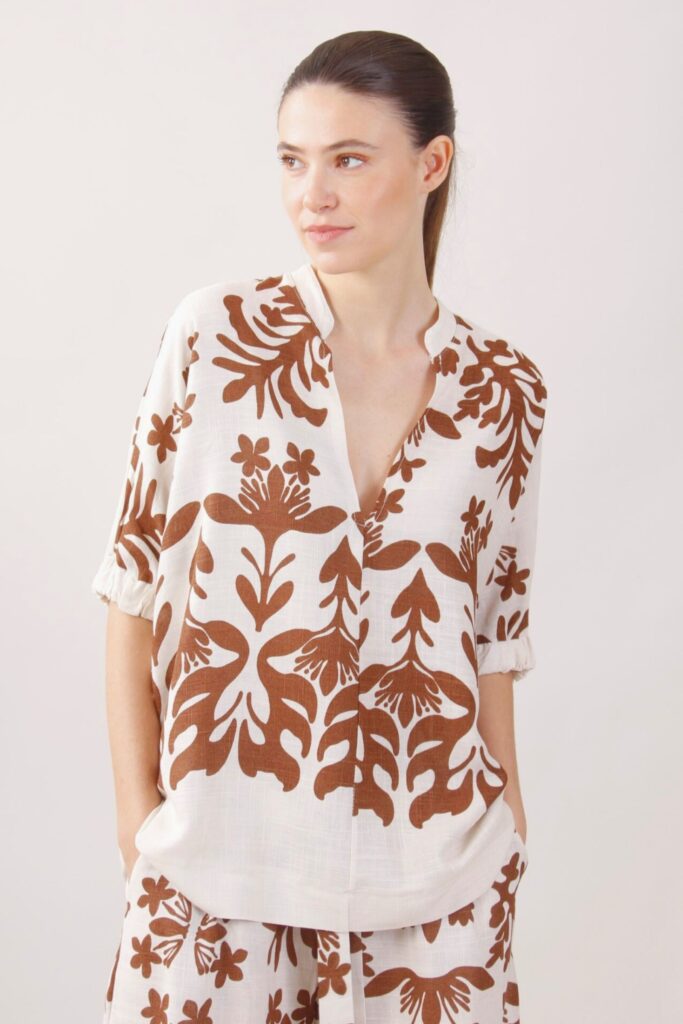 CASACCA IN MISTO LINO CON POLSINI ALLE MANICHE E SCOLLO A V 