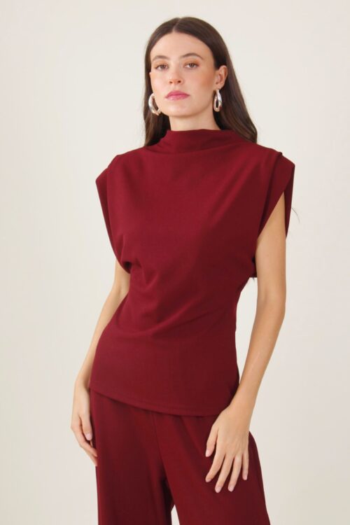 TOP COLLO ALTO CON MANICA AD ALETTA