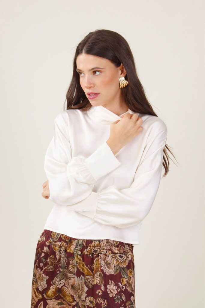 BLUSA CORTA SATIN CON COLLO ALTO - Manteca, TU 
