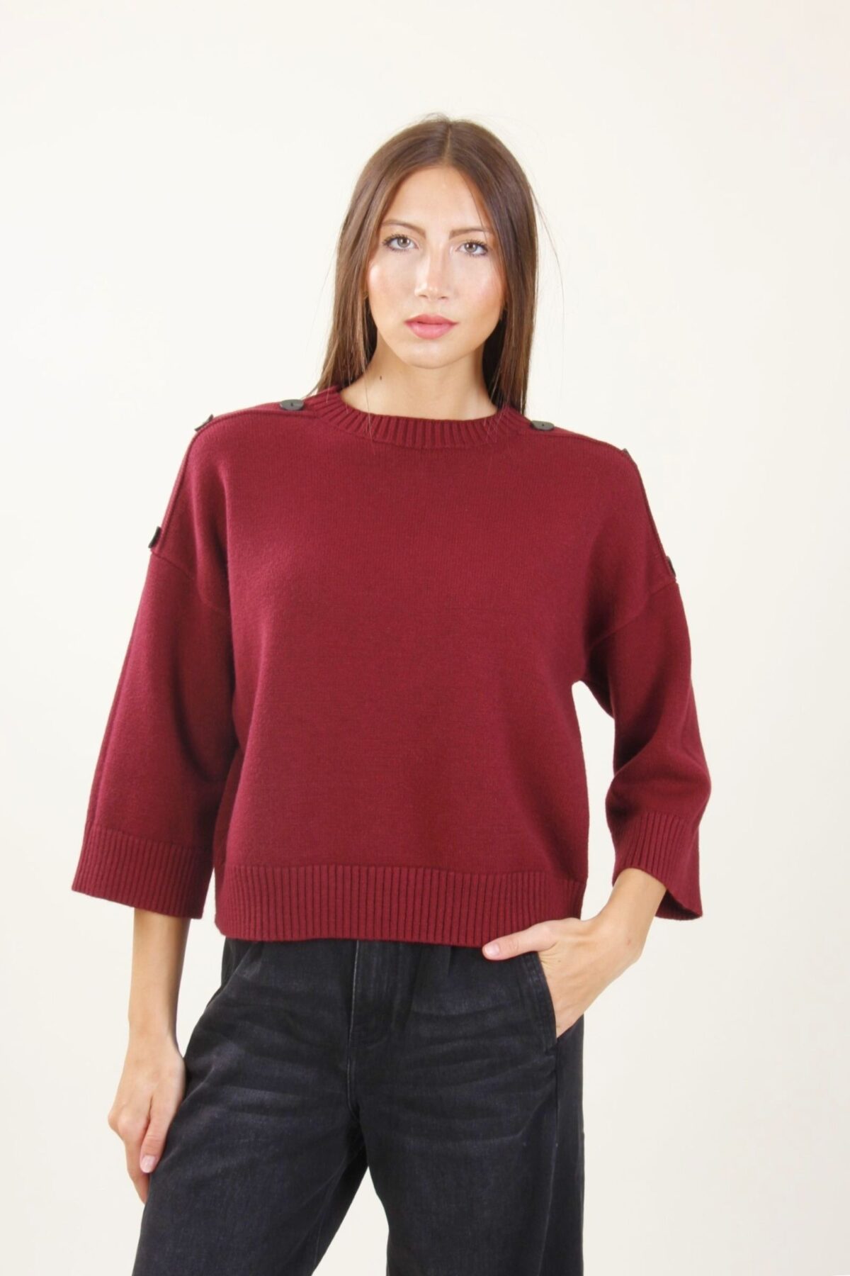 MAGLIA CON BOTTONI SULLE SPALLE