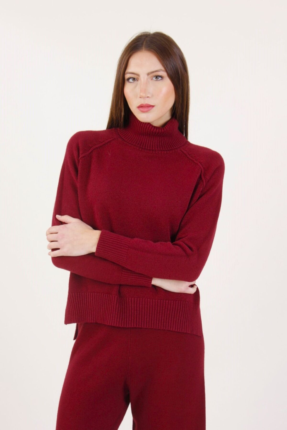 MAGLIONE A COLLO ALTO CON CUCITURE IN RILIEVO