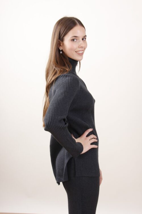 Alternative view of MAGLIA A COSTINE CON ZIP SUL COLLO