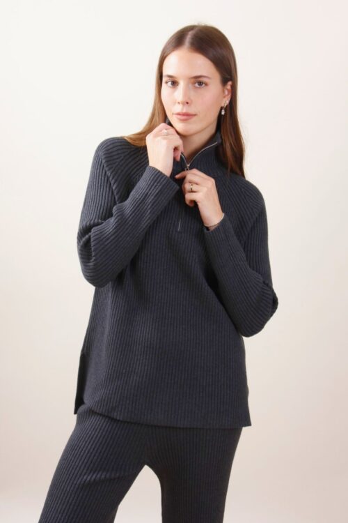 MAGLIA A COSTINE CON ZIP SUL COLLO