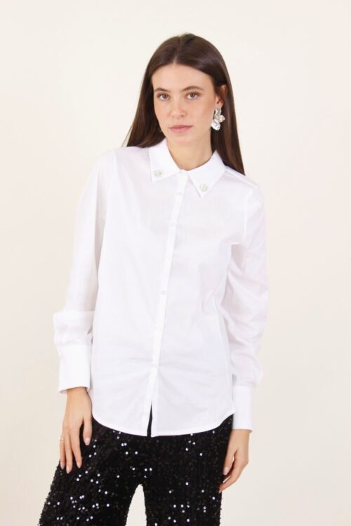 CAMICIA CON DETTAGLIO GIOIELLO SUL COLLETTO
