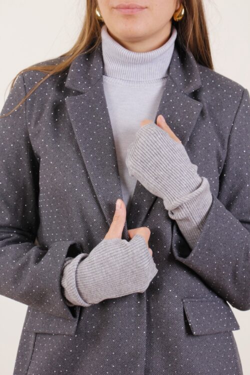 Alternative view of MANICOTTO IN MAGLIA